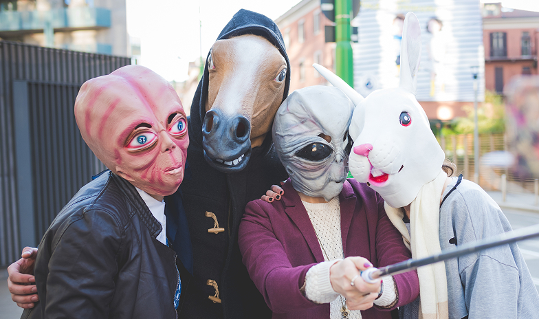 Pessoas com mascaras engraçadas tirando uma selfie