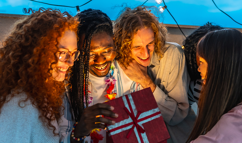 Pessoas abrindo um presente surpresa em um momento PQP ops WOW!